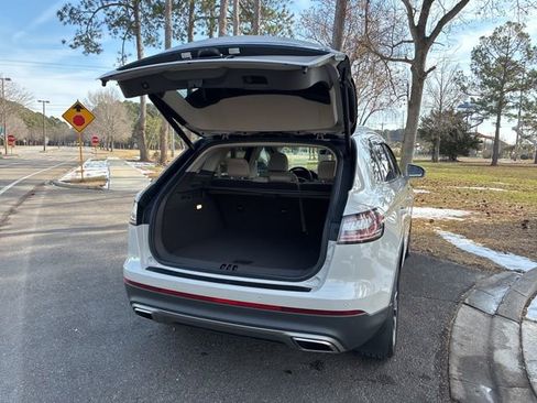 Certified 2022 Lincoln Nautilus Reserve w/ Equipment Group 201A image 18