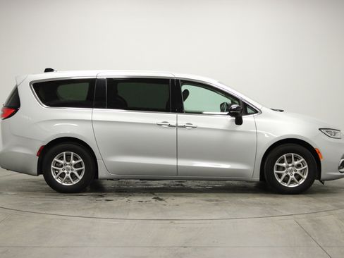 Used 2024 Chrysler Pacifica Touring-L image 9