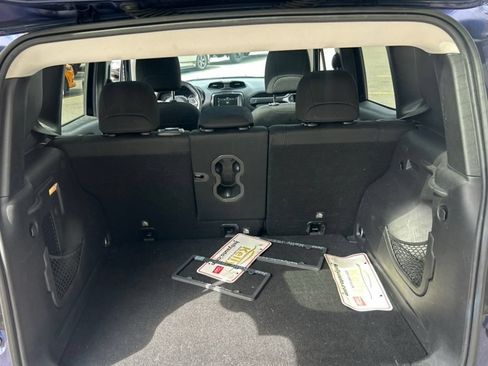 Used 2019 Jeep Renegade Latitude w/ Cold Weather Group AWD/4WD image 10