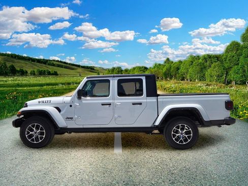 Used 2021 Jeep Gladiator Overland AWD/4WD image 3