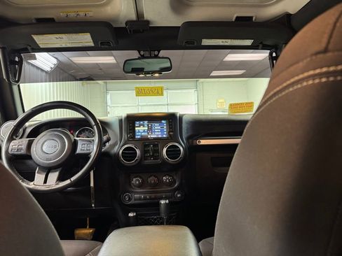 Used 2016 Jeep Wrangler Unlimited Sahara w/ Dual Top Group AWD/4WD image 19