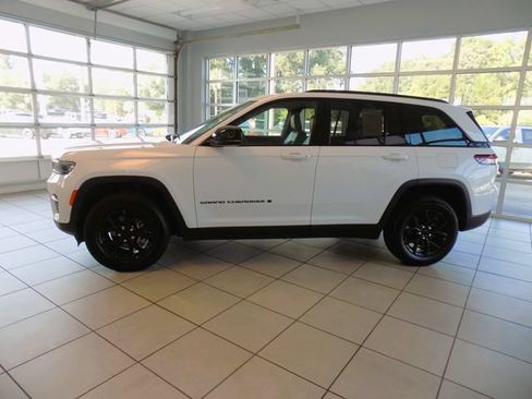 Certified 2024 Jeep Grand Cherokee Altitude RWD image 4