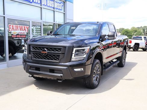 Used 2021 Nissan Titan PRO-4X w/ Pro-4x Convenience Package AWD/4WD image 6