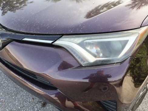 Used 2018 Toyota RAV4 LE FWD image 3