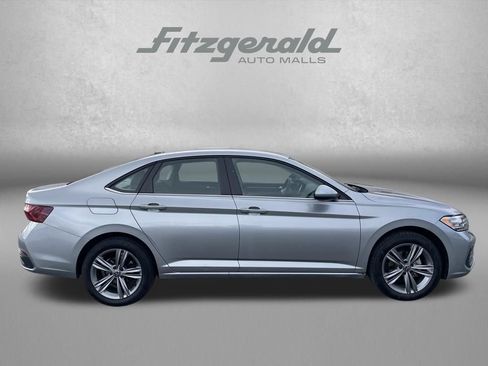 Used 2024 Volkswagen Jetta SE FWD image 3