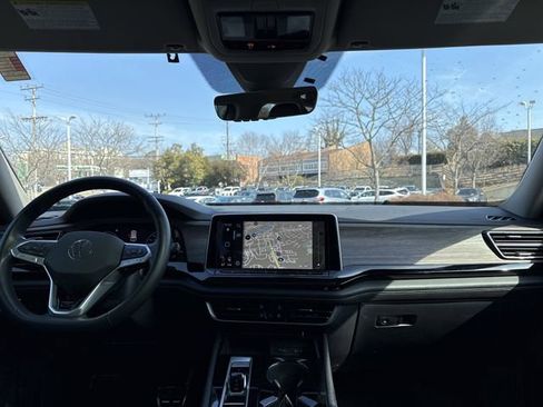 Used 2024 Volkswagen Atlas SEL Premium R-Line image 18