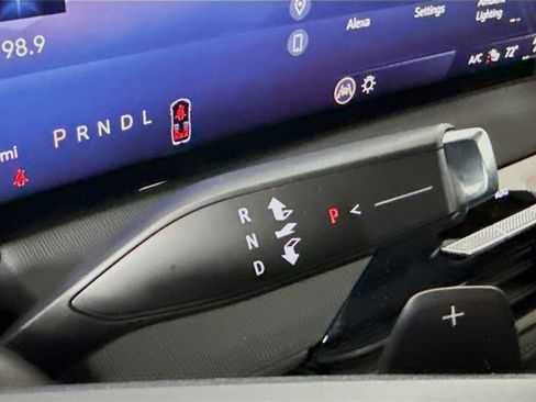 Used 2025 Buick Enclave Sport Touring w/ Power Package image 17