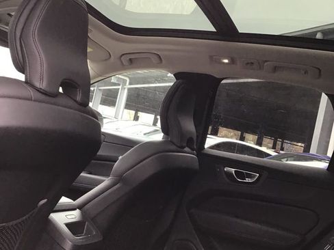 Used 2022 Volvo XC60 B5 Momentum w/ Climate Package image 7
