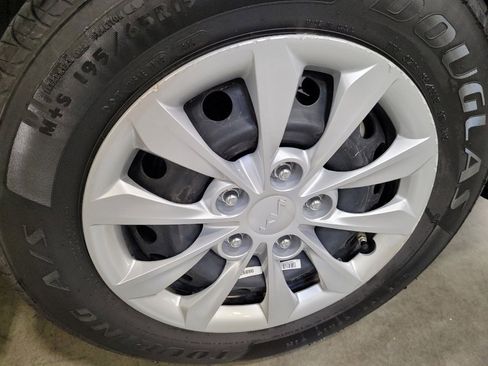 Used 2024 Kia Forte LX image 31