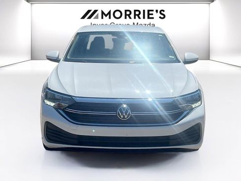 Used 2023 Volkswagen Jetta SE FWD image 2