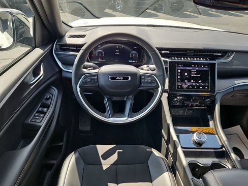 Certified 2024 Jeep Grand Cherokee Altitude AWD/4WD image 12