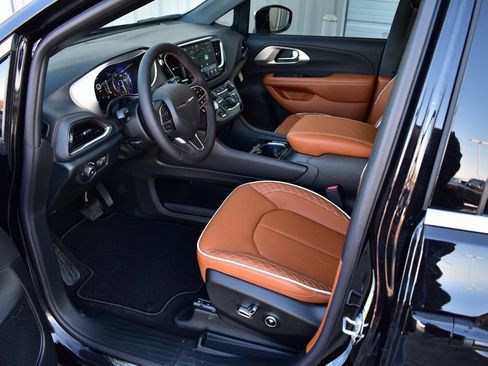 New 2026 Chrysler Pacifica Pinnacle image 18