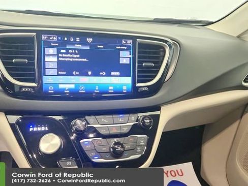 Used 2024 Chrysler Pacifica Touring-L FWD image 18