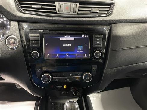 Used 2018 Nissan Rogue SV image 28