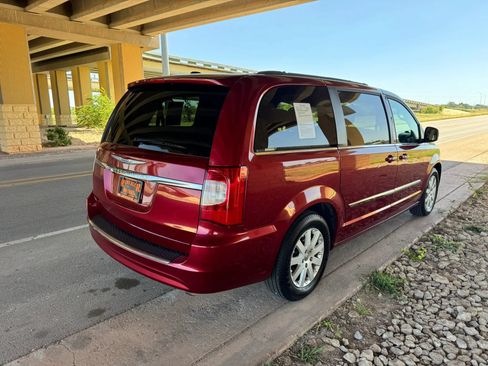 Used 2014 Chrysler Town & Country Touring FWD image 2