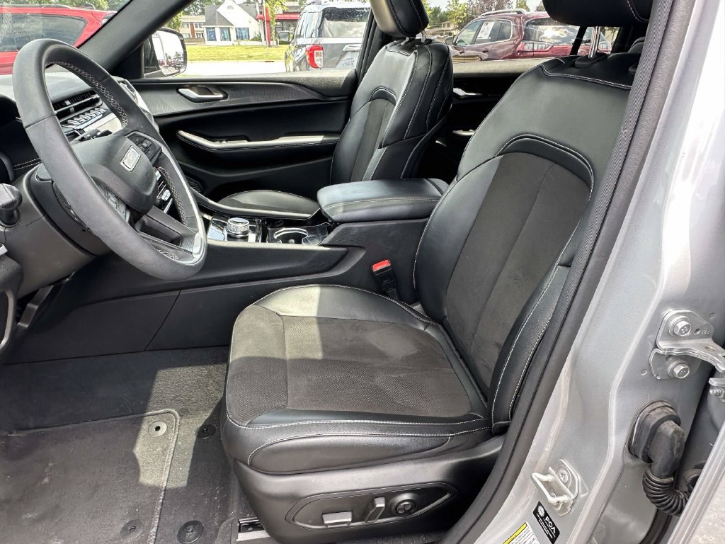Used 2023 Jeep Grand Cherokee L Laredo AWD/4WD image 18