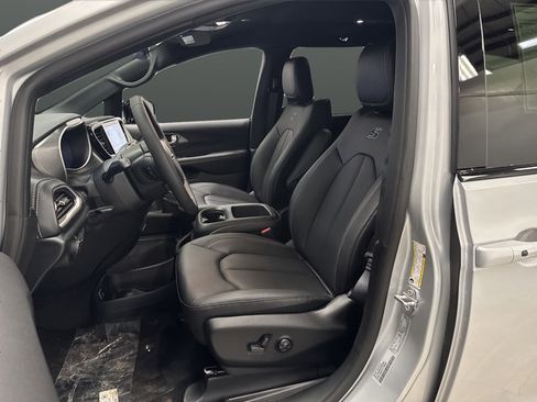 New 2026 Chrysler Pacifica Select w/ S Appearance Package AWD/4WD image 4