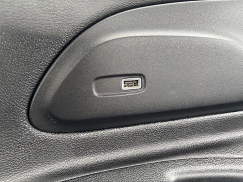 Used 2025 Chrysler Pacifica Limited FWD image 26