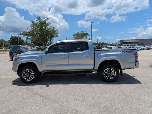 Used 2022 Toyota Tacoma TRD Sport w/ TRD Premium Sport Package AWD/4WD image 9