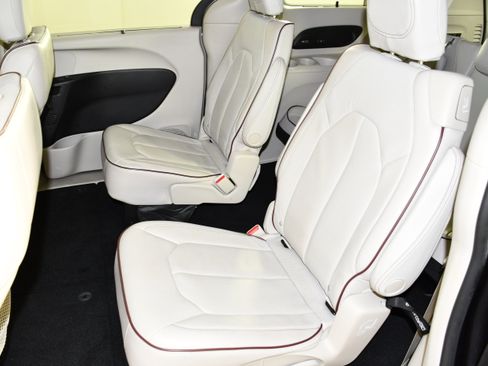 Used 2017 Chrysler Pacifica Limited FWD image 45