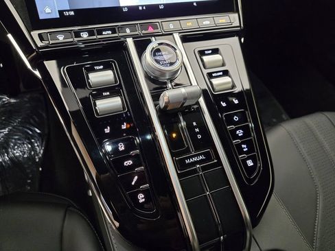 Used 2025 Aston Martin V8 Vantage Coupe RWD image 36