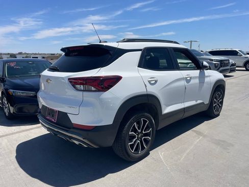 Used 2022 Chevrolet TrailBlazer ACTIV w/ Technology Package FWD image 2