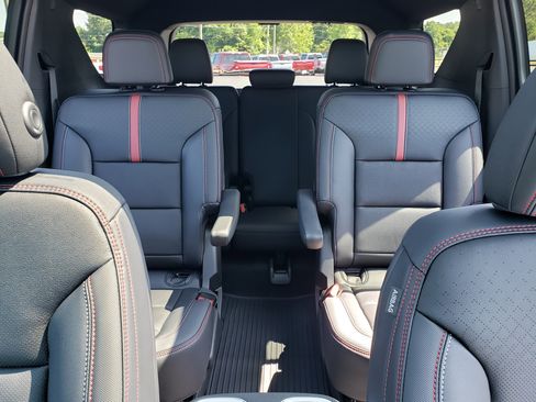 New 2026 Chevrolet Traverse RS w/ LPO, Floor Liner Package FWD image 32