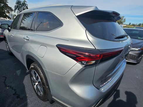 Used 2024 Toyota Highlander XLE image 3