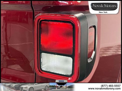 Used 2022 Jeep Gladiator Sport image 11