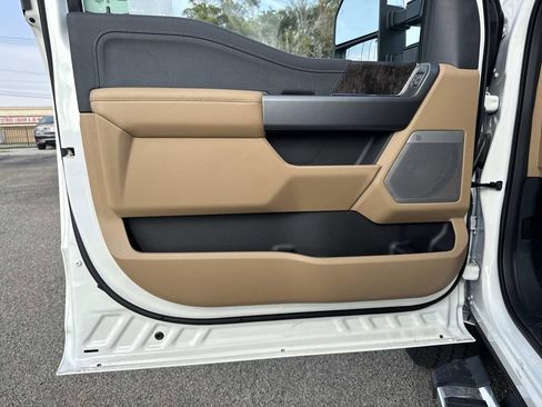 New 2025 Ford F250 Lariat w/ Chrome Package image 17