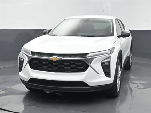 Used 2024 Chevrolet Trax LS FWD image 2