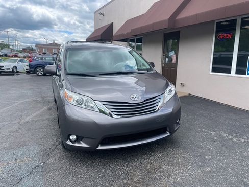 Used 2014 Toyota Sienna XLE image 5