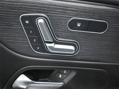 Used 2023 Mercedes-Benz GLB 250 4MATIC image 21