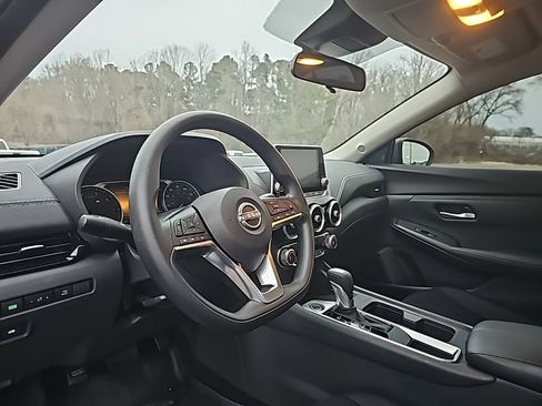 Used 2025 Nissan Sentra SV image 9