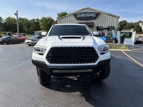 Used 2017 Toyota Tacoma TRD Sport w/ Tow Package (A/T) AWD/4WD image 8