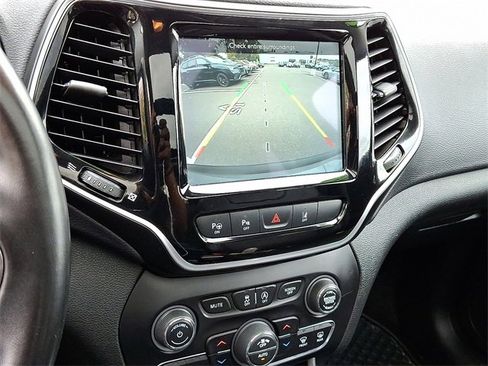 Used 2021 Jeep Cherokee Limited image 19