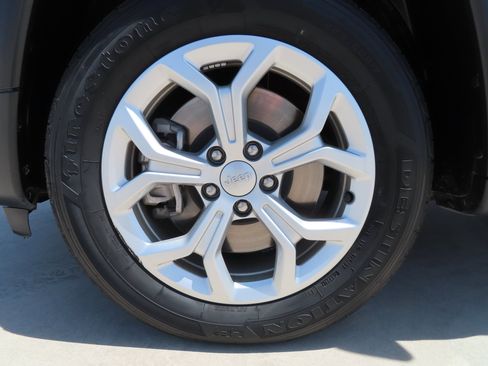 Used 2024 Jeep Compass Latitude image 5