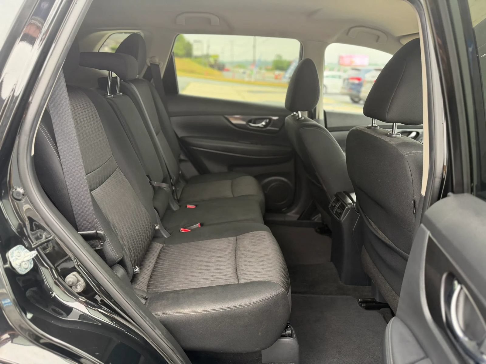Used 2018 Nissan Rogue SV AWD/4WD image 12