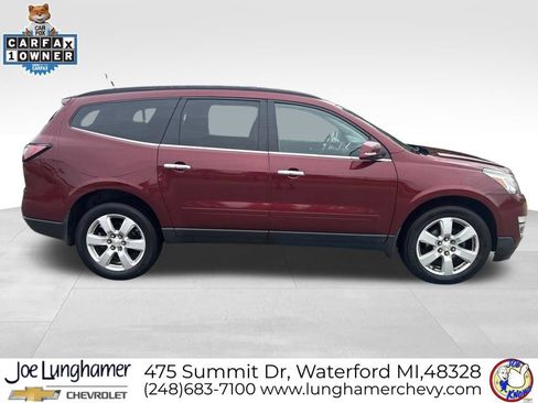 Used 2017 Chevrolet Traverse LT w/ Style and Technology Package FWD image 2