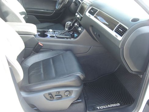 Used 2016 Volkswagen Touareg Executive image 17