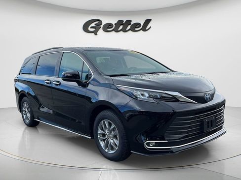 Used 2024 Toyota Sienna XLE FWD image 2