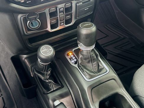 Used 2025 Jeep Gladiator Sport AWD/4WD image 17