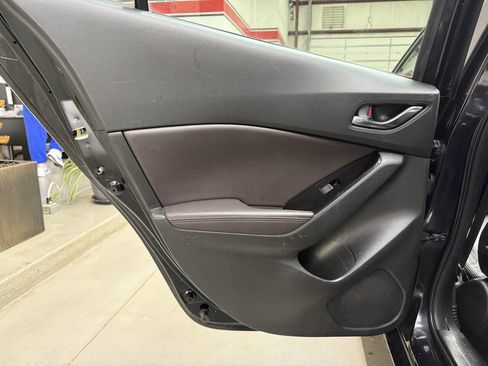 Used 2018 MAZDA MAZDA3 Touring FWD image 12