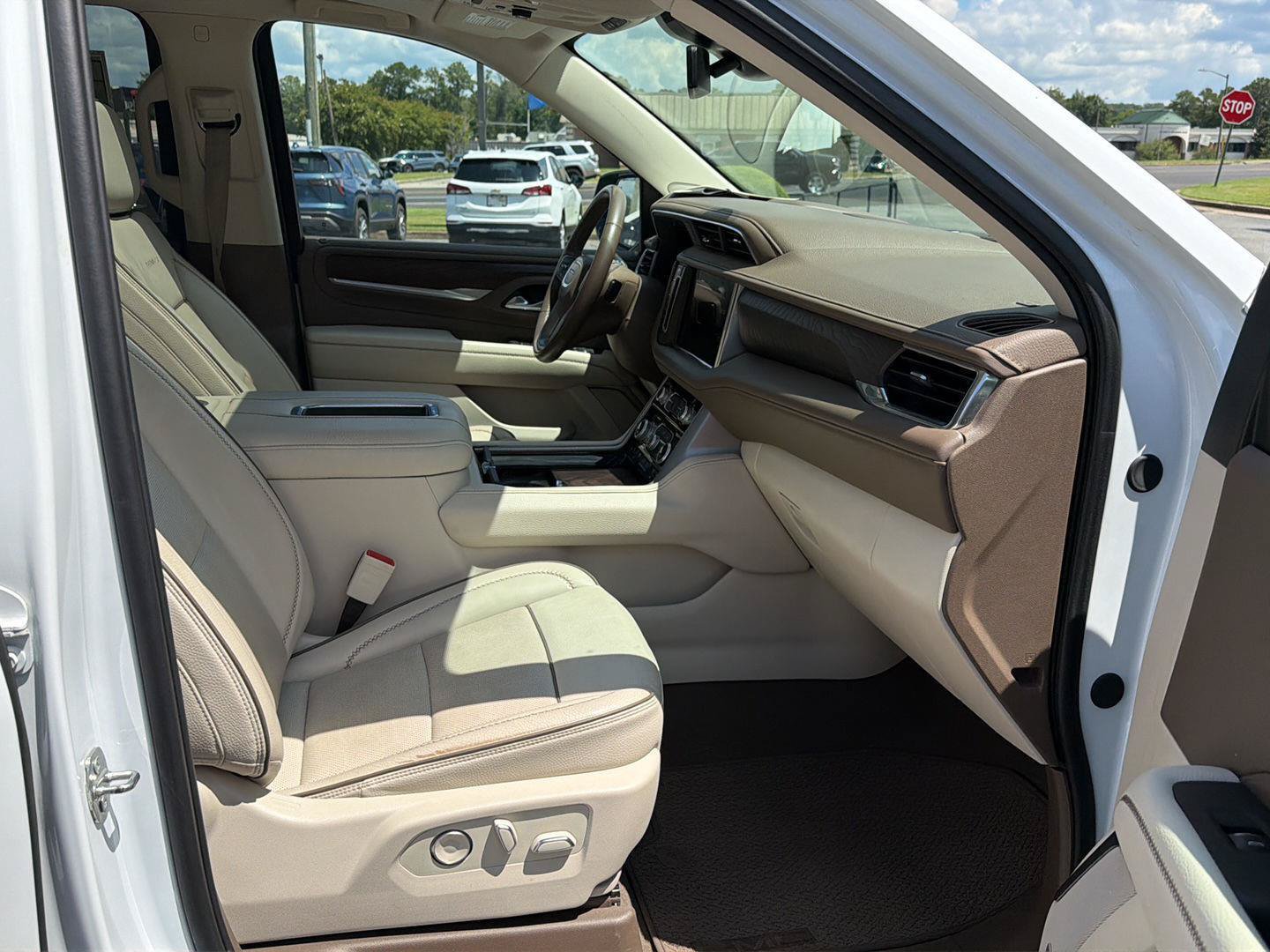 Used 2024 GMC Yukon XL Denali RWD image 15