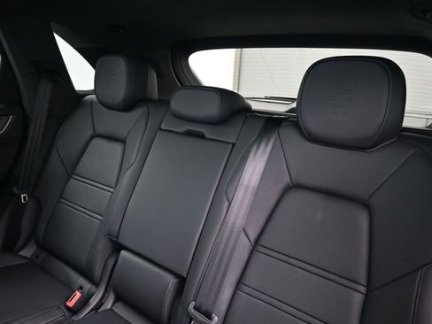 Used 2025 Porsche Cayenne Turbo AWD/4WD image 6