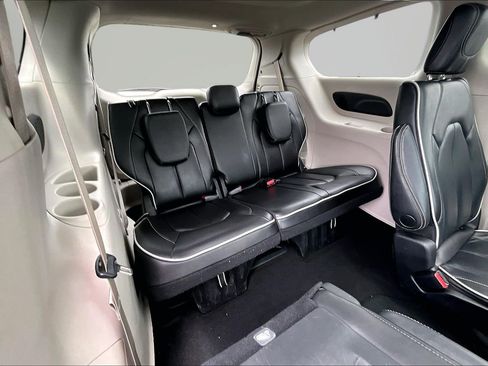 Used 2023 Chrysler Pacifica Limited FWD image 25
