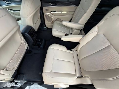 Used 2023 Jeep Grand Cherokee L Limited w/ Luxury Tech Group II RWD image 12