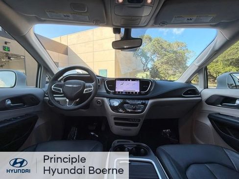 Used 2021 Chrysler Pacifica Touring-L FWD image 11