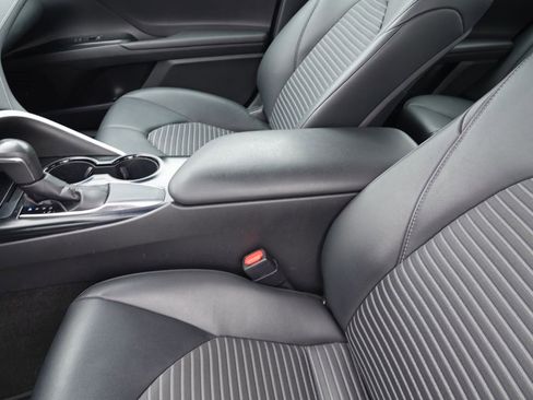 Used 2019 Toyota Camry L image 22