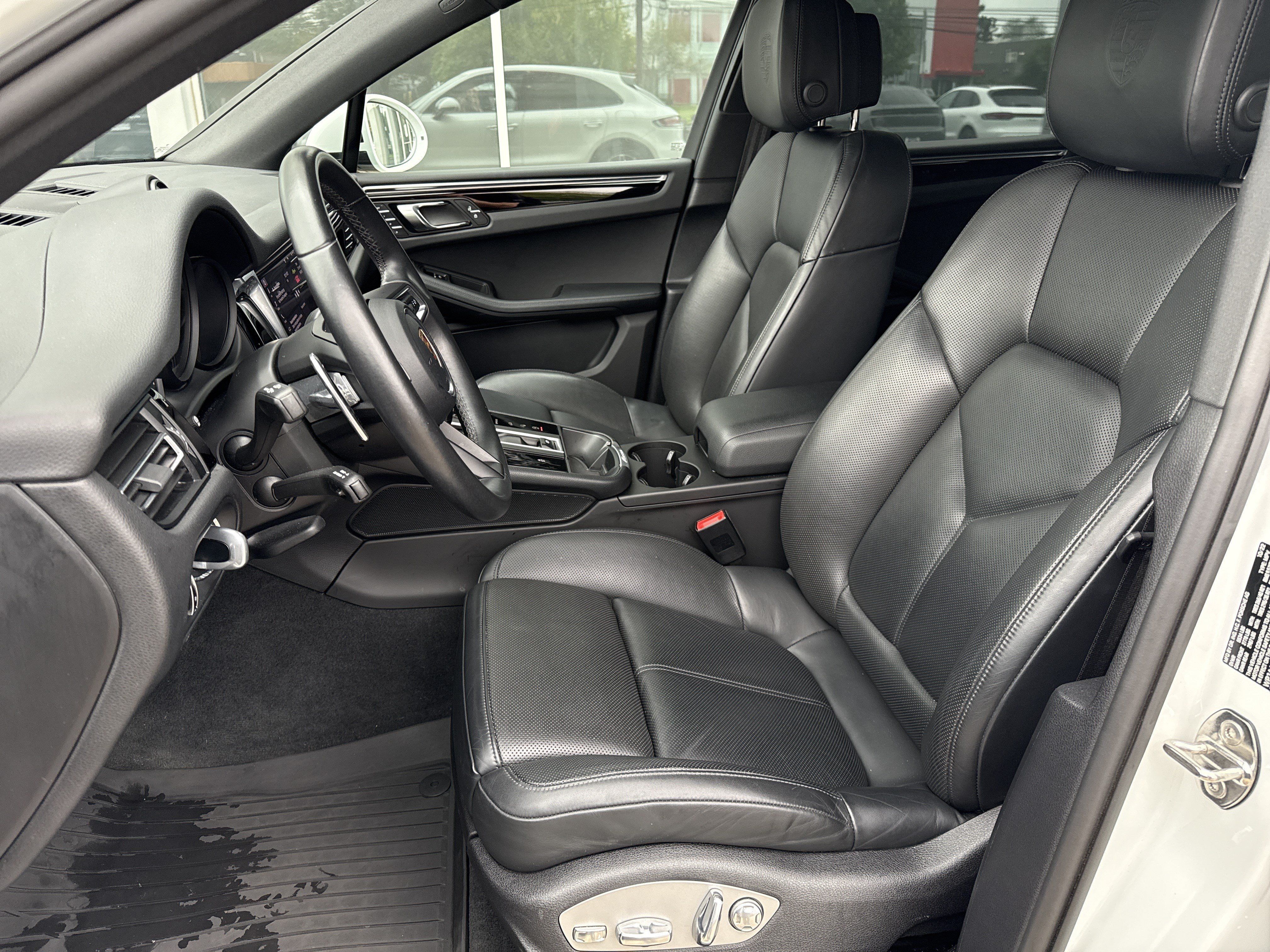 Used 2023 Porsche Macan AWD/4WD image 18